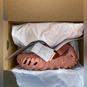 SALEHE BEMBURY CROCS SZ 6 / WOMENS 8